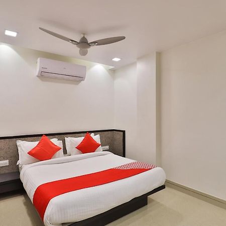 Oyo 23289 Hotel Anmol Palace Αχμπανταμπάντ Εξωτερικό φωτογραφία