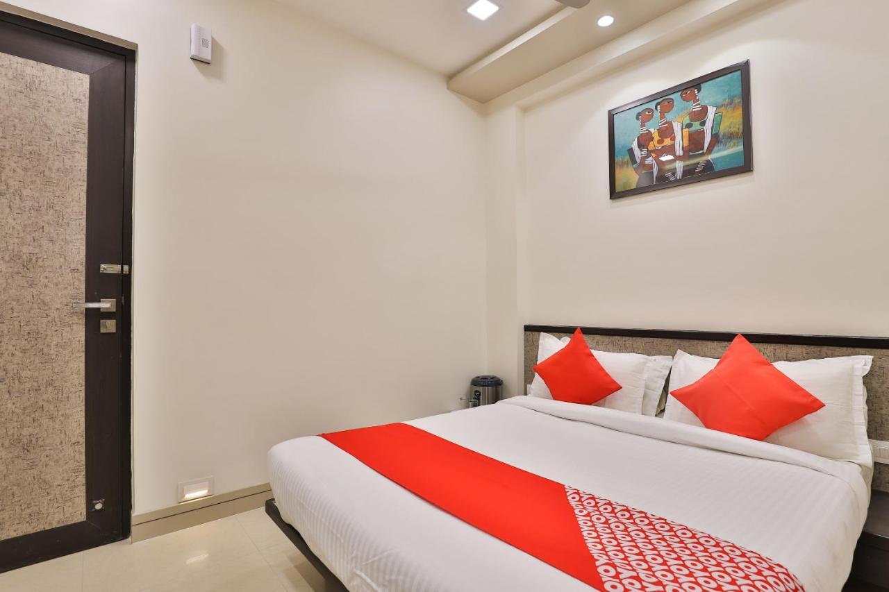 Oyo 23289 Hotel Anmol Palace Αχμπανταμπάντ Εξωτερικό φωτογραφία