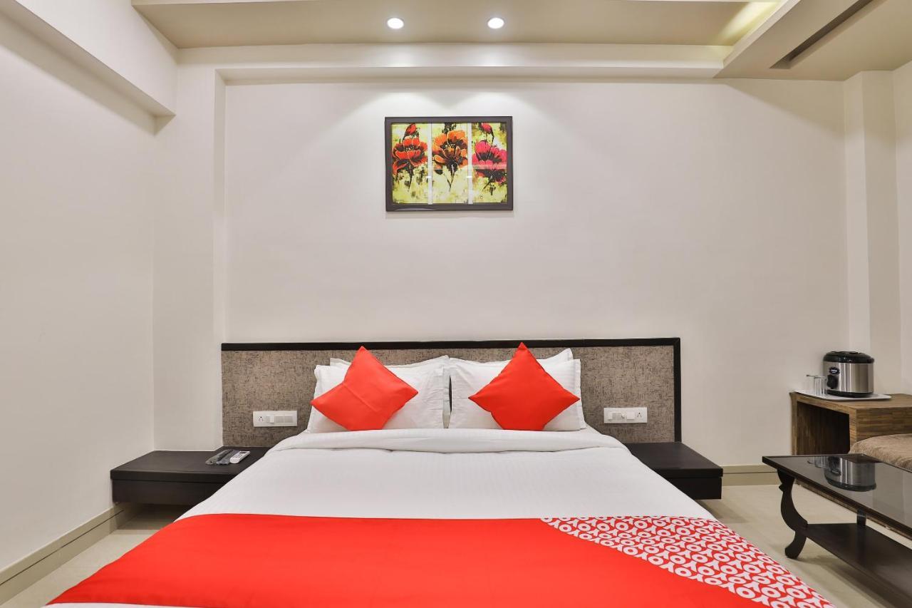Oyo 23289 Hotel Anmol Palace Αχμπανταμπάντ Εξωτερικό φωτογραφία