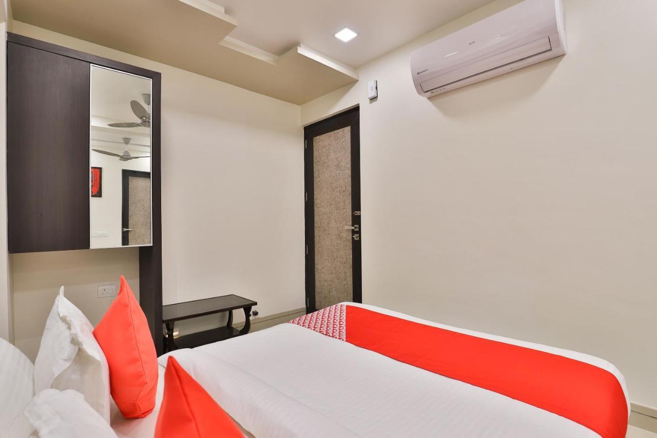 Oyo 23289 Hotel Anmol Palace Αχμπανταμπάντ Εξωτερικό φωτογραφία