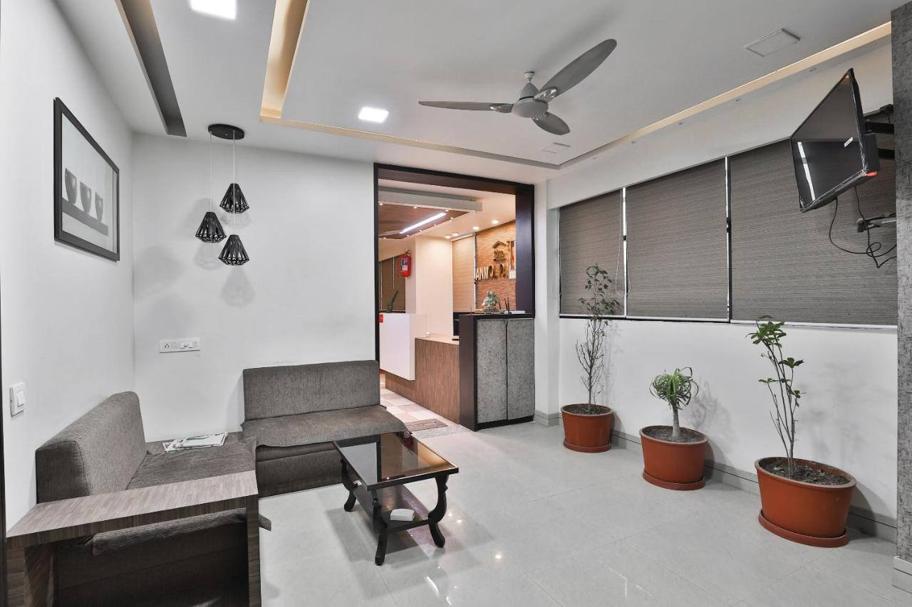 Oyo 23289 Hotel Anmol Palace Αχμπανταμπάντ Εξωτερικό φωτογραφία