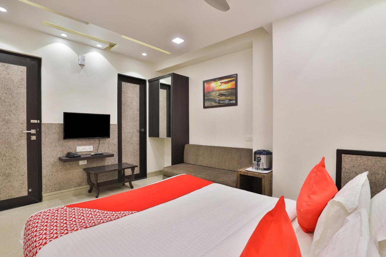 Oyo 23289 Hotel Anmol Palace Αχμπανταμπάντ Εξωτερικό φωτογραφία