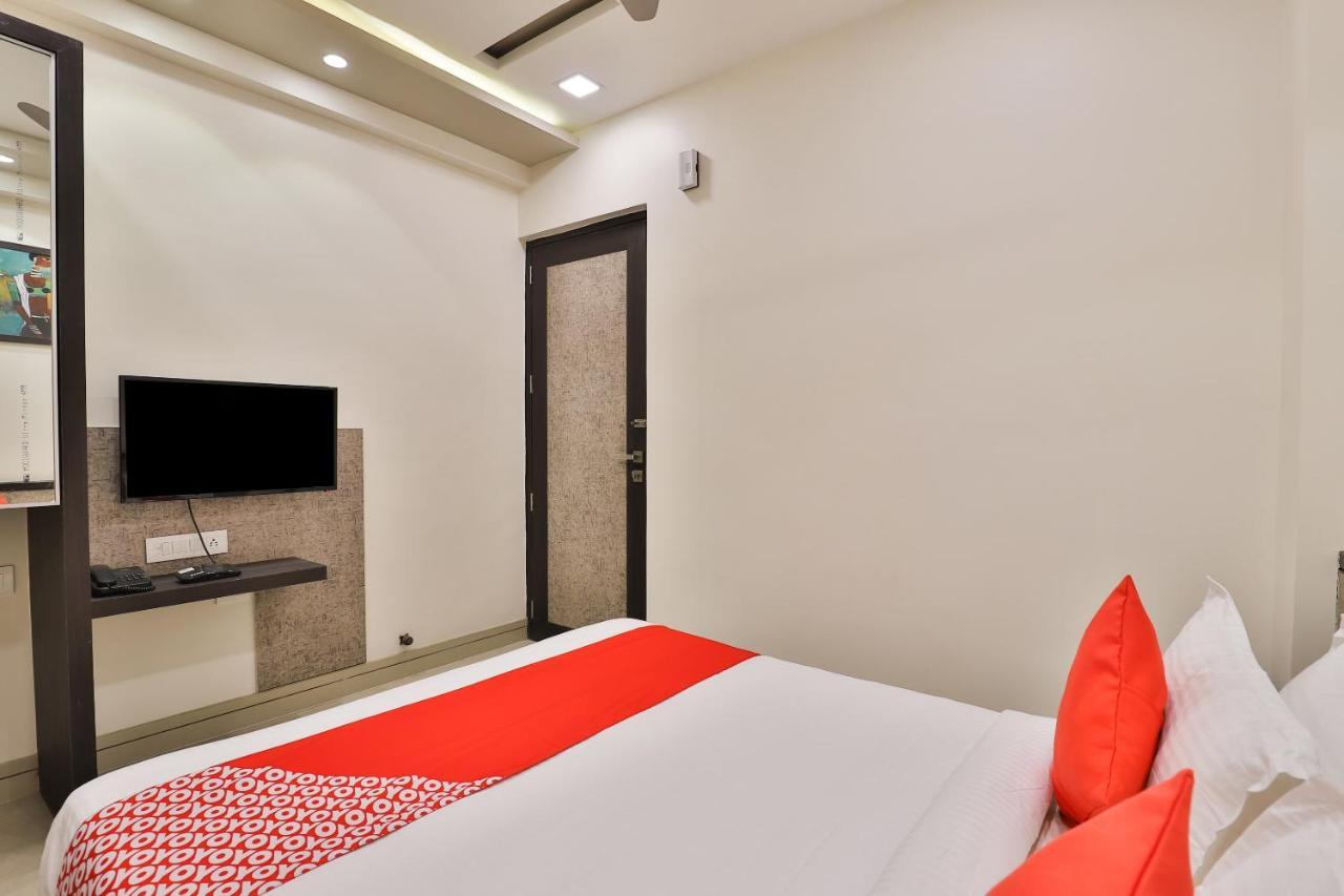 Oyo 23289 Hotel Anmol Palace Αχμπανταμπάντ Εξωτερικό φωτογραφία